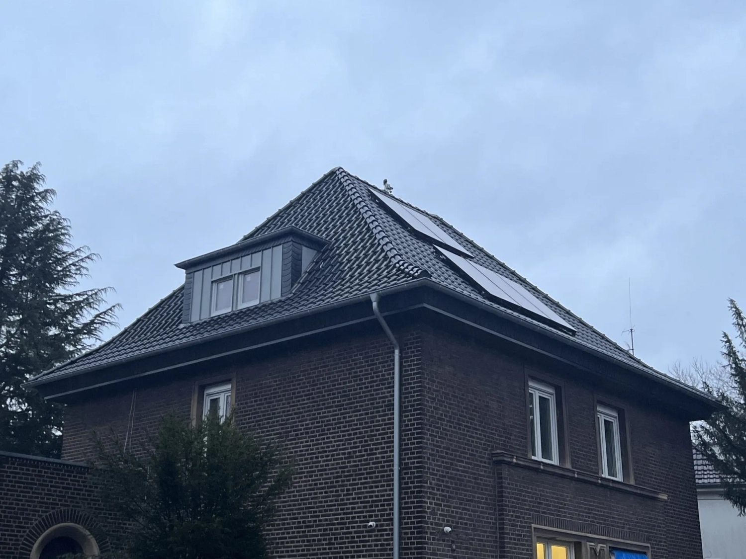 Buczek & Degen Bedachungen GmbH - Dach eines Gebäudes mit Fenstern