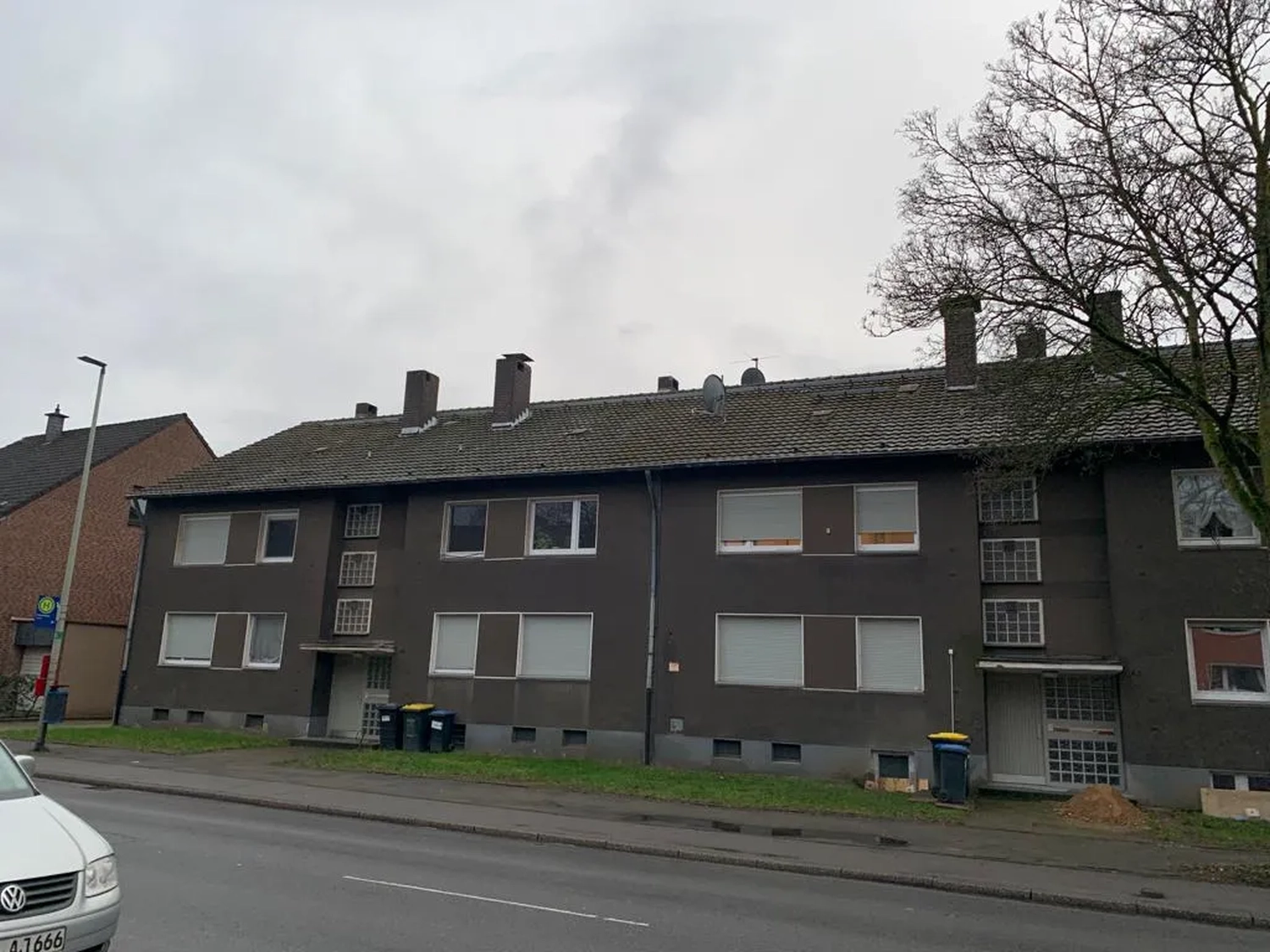 Buczek & Degen Bedachungen GmbH - Dach eines Gebäudes mit Fenstern