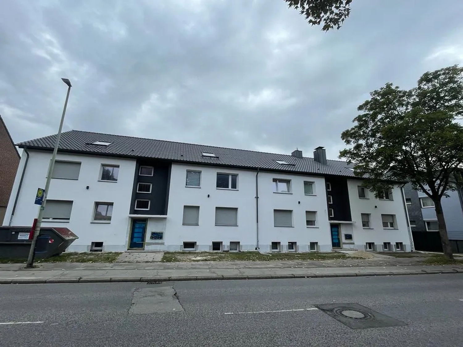 Buczek & Degen Bedachungen GmbH - Dach eines Gebäudes mit Fenstern