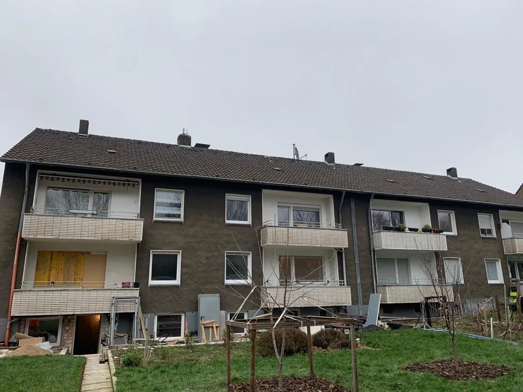 Buczek & Degen Bedachungen GmbH - Dach eines Gebäudes mit Fenstern