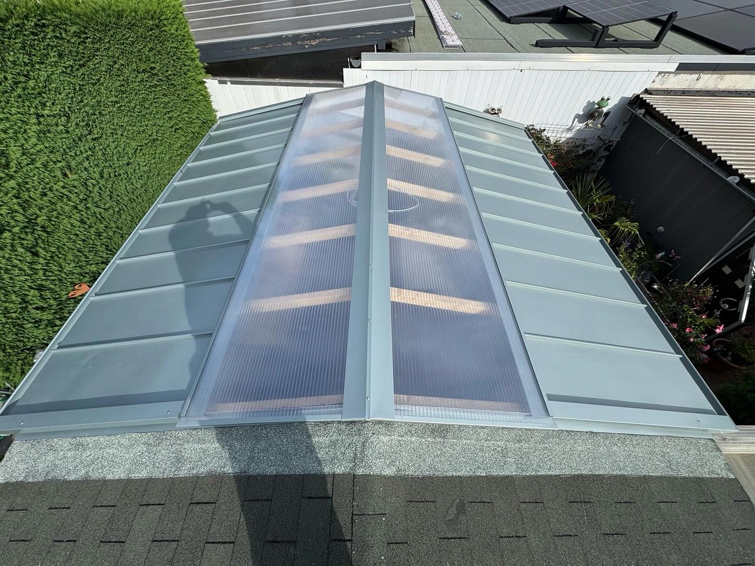 Buczek & Degen Bedachungen Gmb – Dachdeckermeisterbetrieb – ein stabiler Aluminiumrahmen und doppelwandige Polycarbonatplatten auf dem Dach