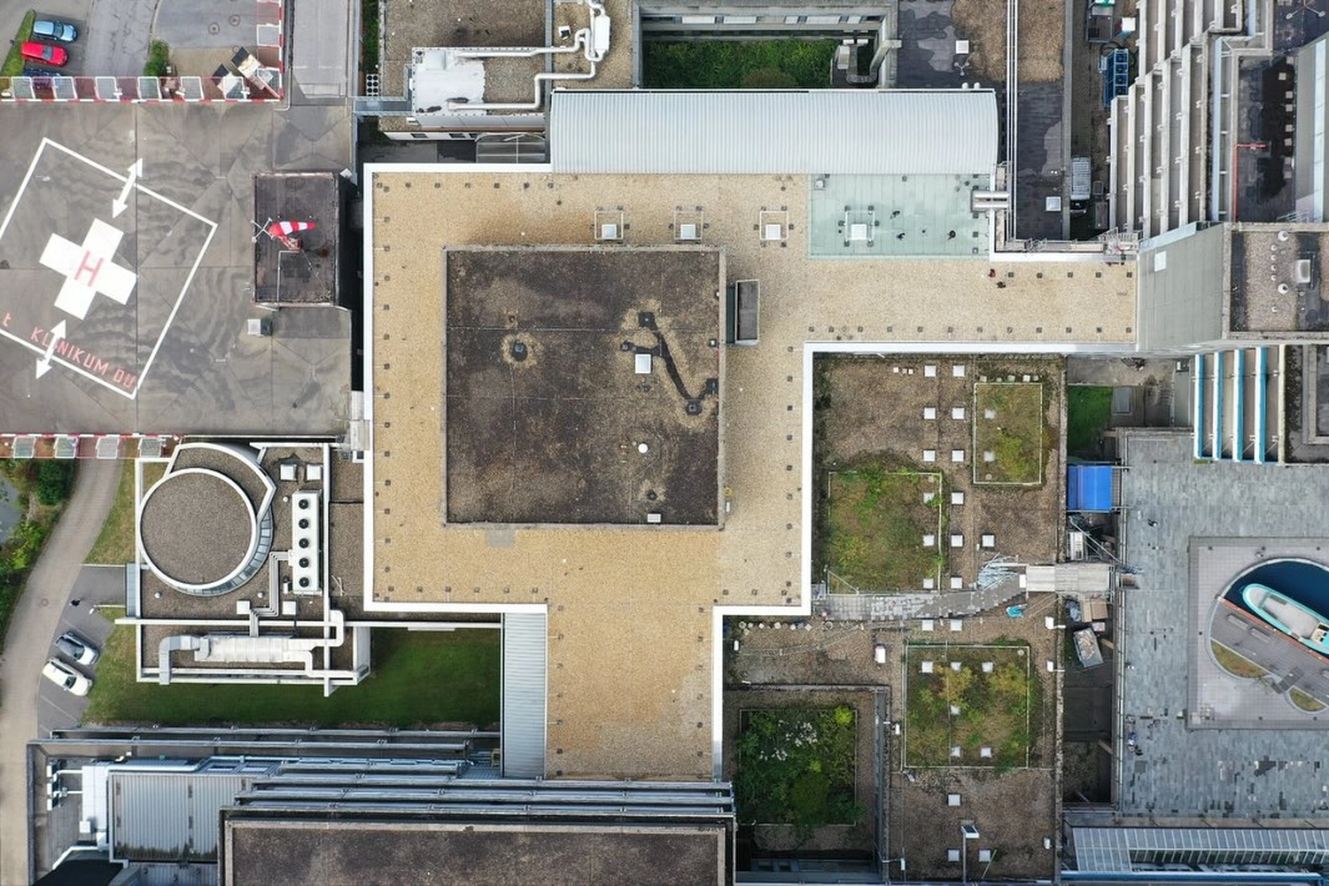 Buczek & Degen Bedachungen Gmb – Dachdeckermeisterbetrieb – Drohnenansicht der Dächer verschiedener Gebäude