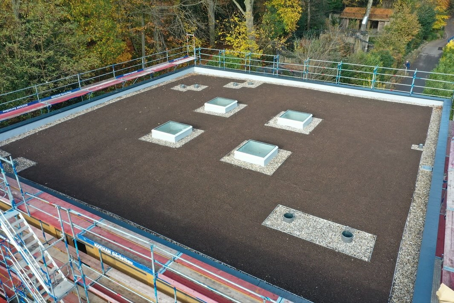 Buczek & Degen Bedachungen Gmb – Dachdeckermeisterbetrieb – Drohnenaufnahme des Flachdachs eines Gebäudes