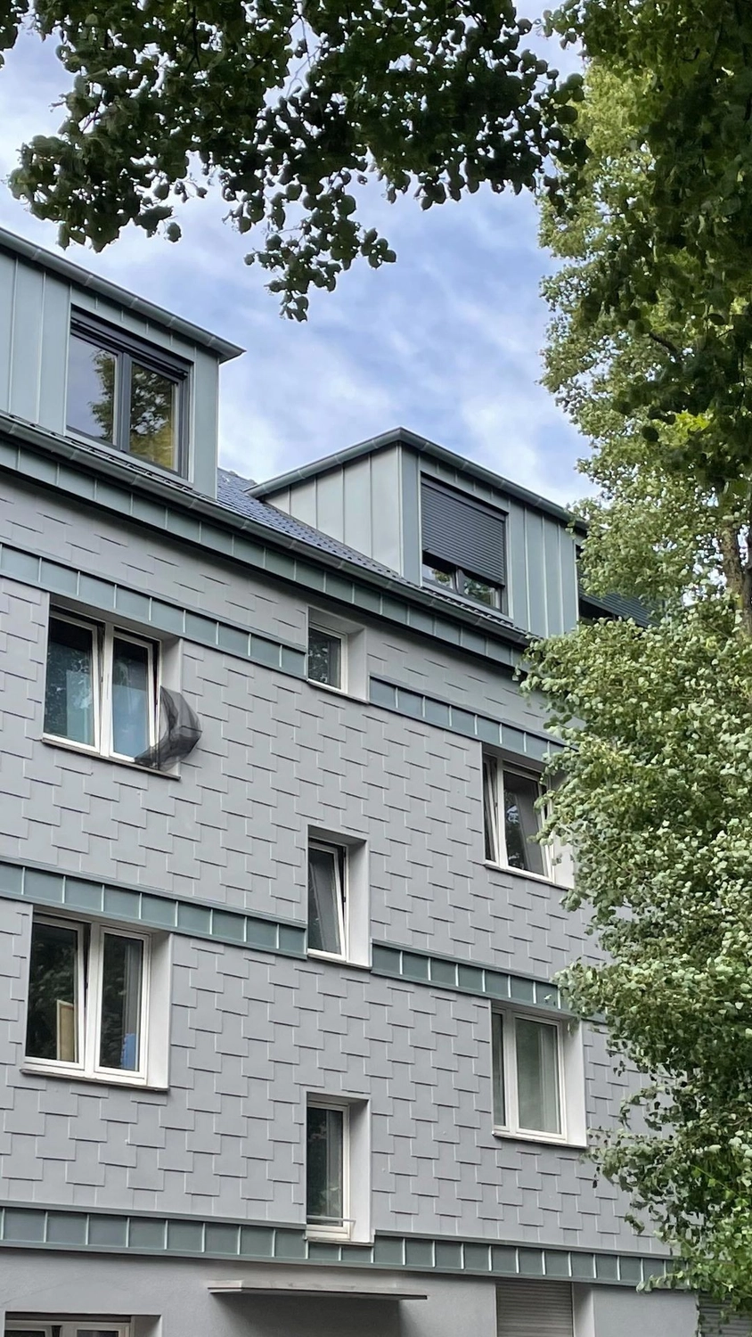 Buczek & Degen Bedachungen GmbH - Dachdeckermeisterbetrieb - Gebäude mit Fenstern und Dach mit Fenstern