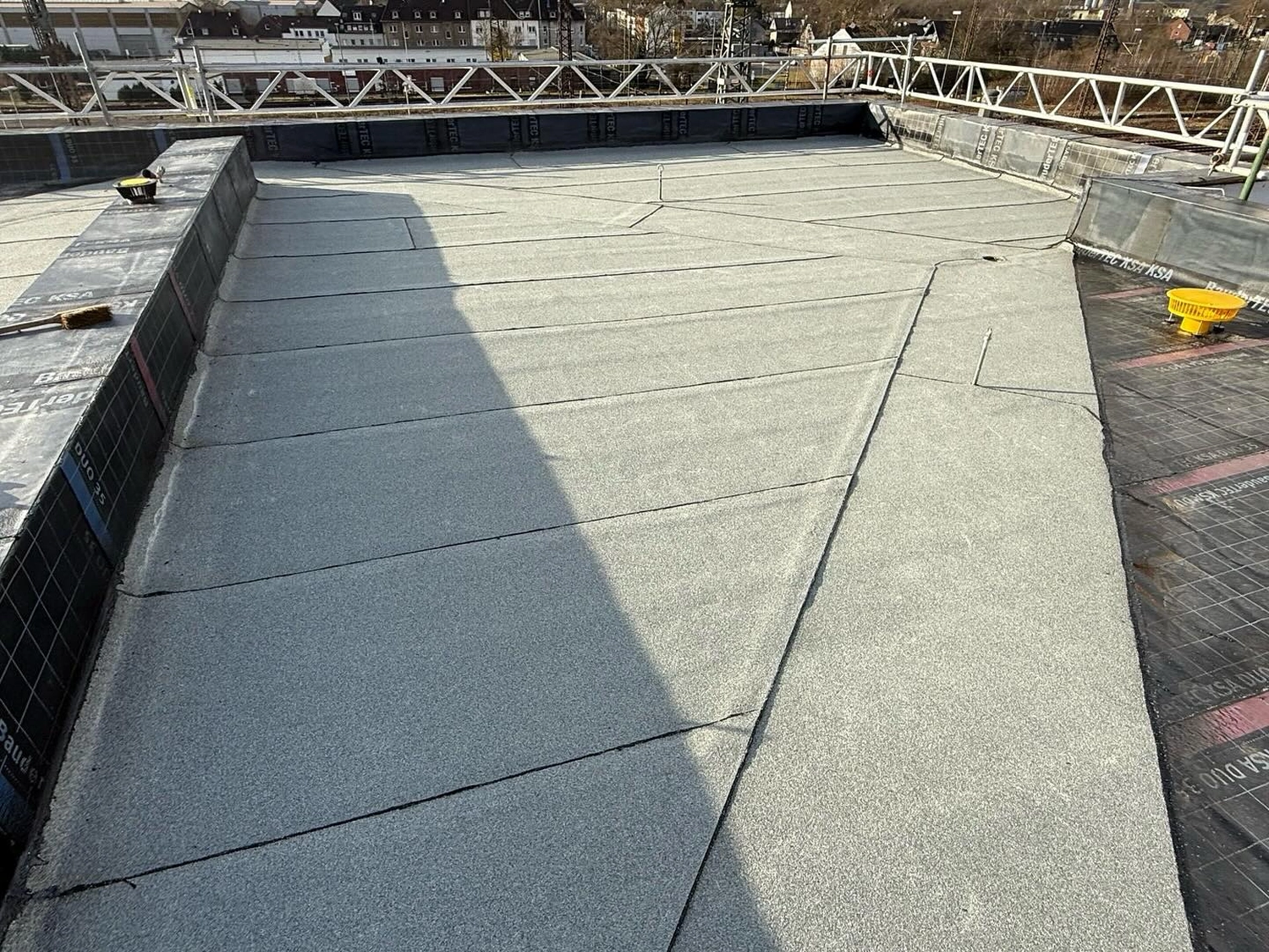 Buczek & Degen Bedachungen Gmb - Dachdeckermeisterbetrieb - Flachdach eines Gebäudes