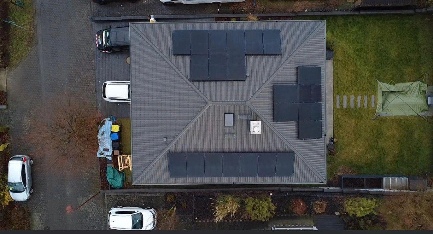 Buczek & Degen Bedachungen Gmb – Dachdeckermeisterbetrieb – Drohnen-Draufsicht auf ein Gebäudedach