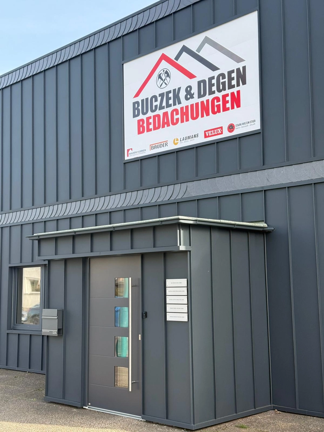 Buczek & Degen Bedachungen Gmb - Dachdeckermeisterbetrieb - Firmenlogo auf Firmengebäude