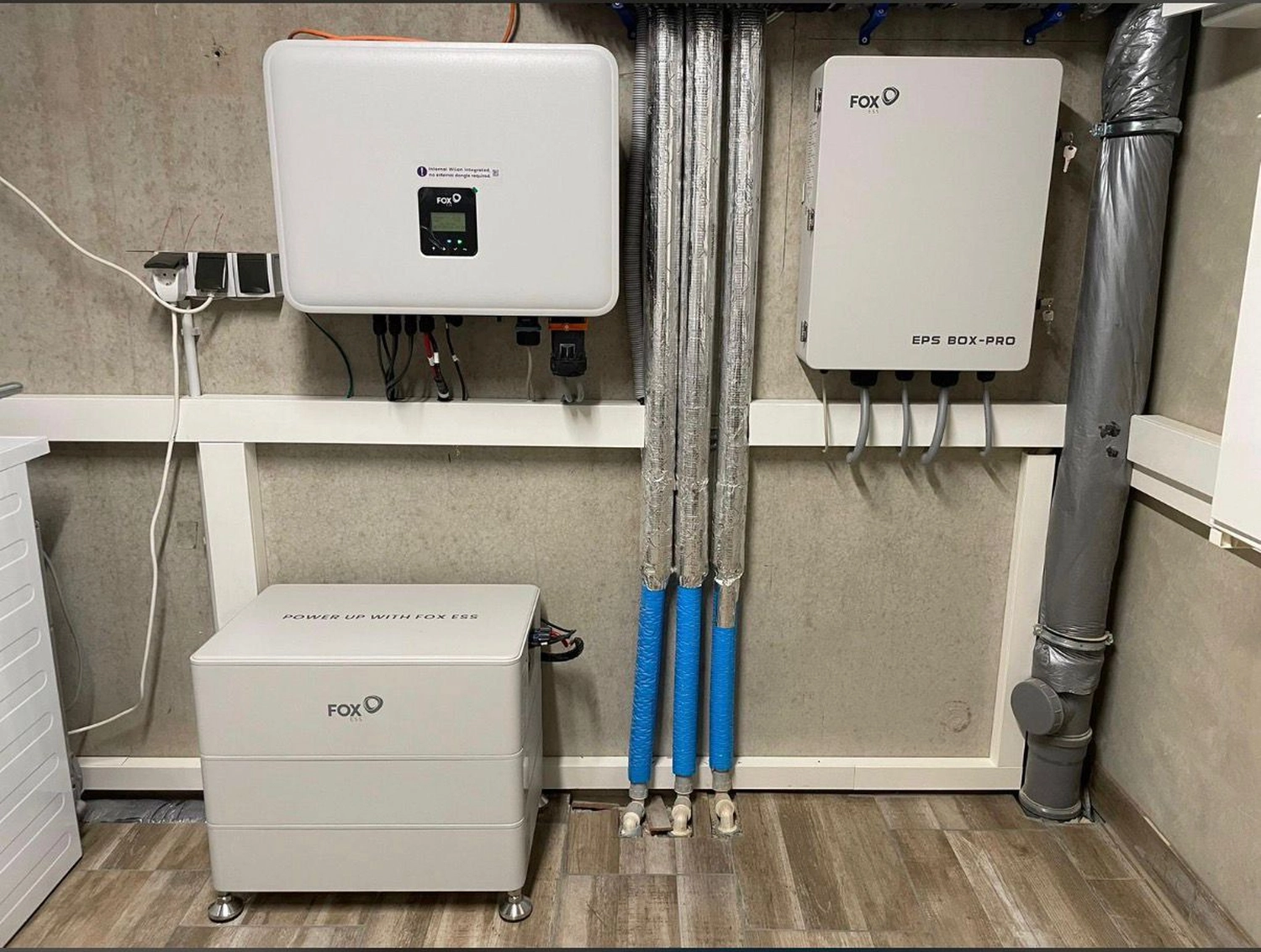 Buczek & Degen Bedachungen Gmb – Dachdeckermeisterbetrieb – ein Solarenergiespeichersystem für Privathaushalte mit Produkten von Fox ESS