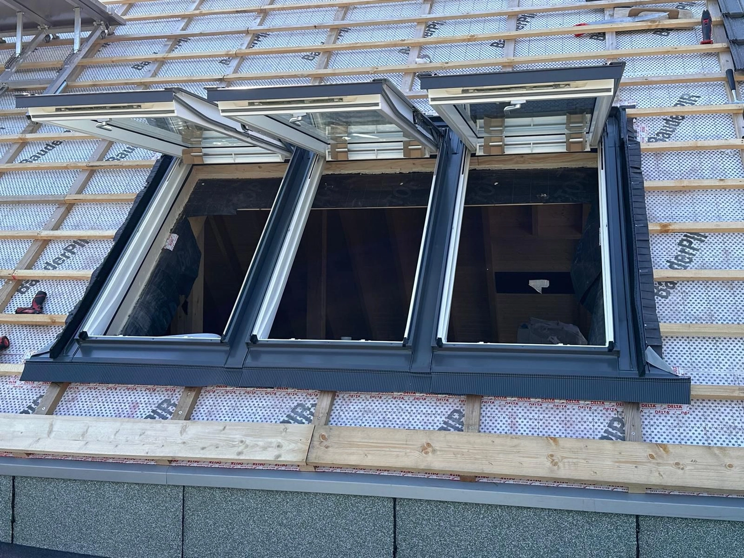 Buczek & Degen Bedachungen Gmb – Dachdeckermeisterbetrieb – im Bau Dachfenster